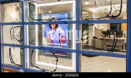 Lübeck, Deutschland. Februar 2021. 01. Februar 2021, Schleswig-Holstein, Lübeck: Zerbrochene Fenster einer Bank führen zu einem Einsatz der Sondereinheit (SEK) der Polizei in Lübeck auf der Suche nach dem Täter. Foto: Markus Scholz/dpa Quelle: dpa picture Alliance/Alamy Live News Stockfoto