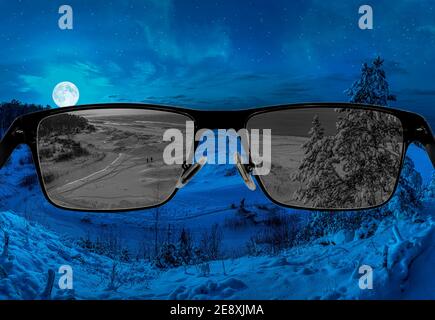 Blick durch die Brille zu entsättigt Blick auf den Winter sternenklaren Nacht. Farbblindheit. Weltwahrnehmung während der Depression. Medizinischer Zustand. Gesundheit und Stockfoto