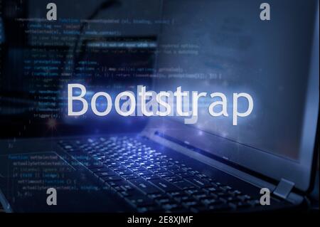 Bootstrap-Beschriftung gegen Laptop und Code-Hintergrund. Stockfoto