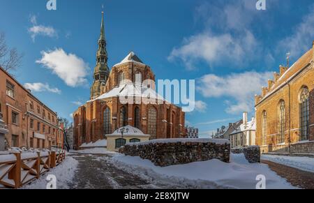 St. Peter Kirche gegen blauen Himmel im Winter in Riga, Lettland. Lutherische Kirche Stockfoto