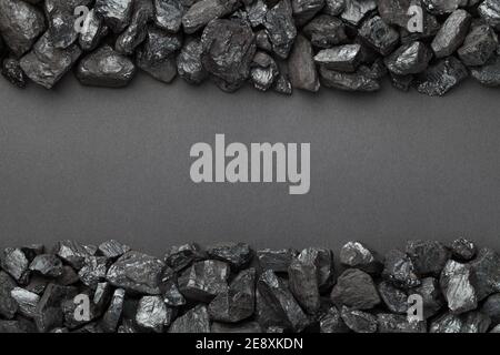 Schwarze Kohle. Rahmen aus natürlichen Kohlen. Leerer Raum für Text. Draufsicht Stockfoto