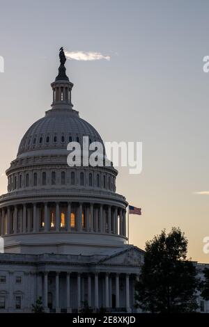 US-Flagge, die auf dem US-Kapitol als Sonnenuntergang in Washington DC fliegt. Stockfoto