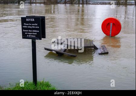 Wargrave, Berkshire, Großbritannien. Februar 2021. Ein Pub-Garten in Wargrave fällt dem Hochwasser zum Opfer, während die Themse in Wargrave an ihren Ufern platzt. Für die Themse in Wargrave gilt weiterhin eine Hochwasserwarnung, und es wird mit einer Überschwemmung des Grundstücks gerechnet. Weitere Regenfälle werden in dieser Woche prognostiziert. Überschwemmungen werden in Großbritannien immer regelmäßiger, da wir weiterhin in einer Klimakatastrophe sind. Quelle: Maureen McLean/Alamy Live News Stockfoto