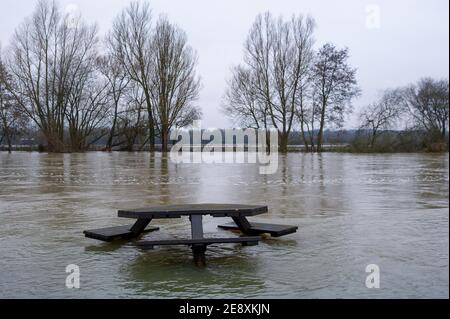 Wargrave, Berkshire, Großbritannien. Februar 2021. Ein Pub-Garten in Wargrave fällt dem Hochwasser zum Opfer, während die Themse in Wargrave an ihren Ufern platzt. Für die Themse in Wargrave gilt weiterhin eine Hochwasserwarnung, und es wird mit einer Überschwemmung des Grundstücks gerechnet. Weitere Regenfälle werden in dieser Woche prognostiziert. Überschwemmungen werden in Großbritannien immer regelmäßiger, da wir weiterhin in einer Klimakatastrophe sind. Quelle: Maureen McLean/Alamy Live News Stockfoto