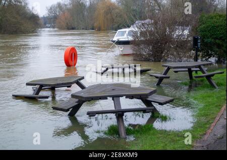 Wargrave, Berkshire, Großbritannien. Februar 2021. Ein Pub-Garten in Wargrave fällt dem Hochwasser zum Opfer, während die Themse in Wargrave an ihren Ufern platzt. Für die Themse in Wargrave gilt weiterhin eine Hochwasserwarnung, und es wird mit einer Überschwemmung des Grundstücks gerechnet. Weitere Regenfälle werden in dieser Woche prognostiziert. Überschwemmungen werden in Großbritannien immer regelmäßiger, da wir weiterhin in einer Klimakatastrophe sind. Quelle: Maureen McLean/Alamy Live News Stockfoto