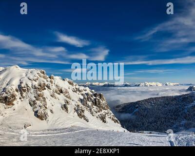 Winterszene von Skipiste und Snowy Rock in Nassfeld, Österreich. Österreichische Alpen mit blauem Himmel. Stockfoto