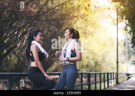 Läufer Fitness-Paar läuft im Stadtpark, zwei Frauen trainieren beim Joggen Stockfoto