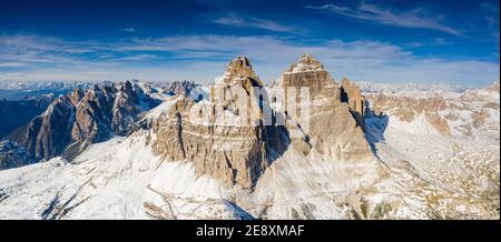 Panorama-Luftaufnahme der Tre Cime di Lavaredo während eines verschneiten Herbstes, Sextner Dolomiten, Provinz Bozen, Südtirol, Italien Stockfoto