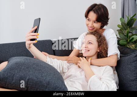 Multiethnisches Paar, das Selfie nimmt Stockfoto