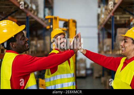 Glückliches Team genießt die Zusammenarbeit im Lieferlager - Logistic Und Industriekonzept Stockfoto