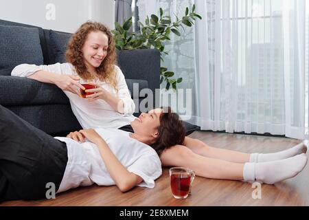 Frau ruht Kopf auf Runden der Freundin Stockfoto