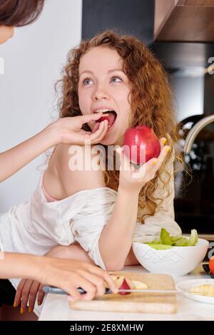 Frau Fütterung Freundin Stockfoto