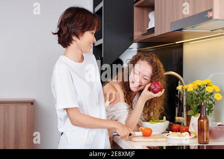 Paar kochen Frühstück Stockfoto