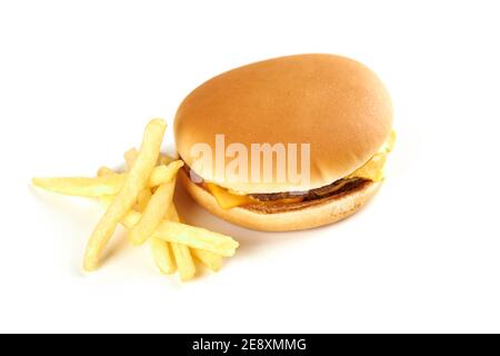 Ein frischer leckerer Cheeseburger oder Burger mit Pommes stapeln isoliert auf weißem Hintergrund. Fast Food. Stockfoto
