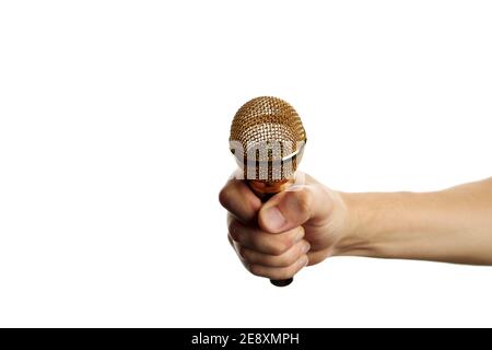 goldenes Mikrofon in der Hand isoliert auf weißem Hintergrund. Kopierraum. Tonaufnahmeausrüstung. Stockfoto