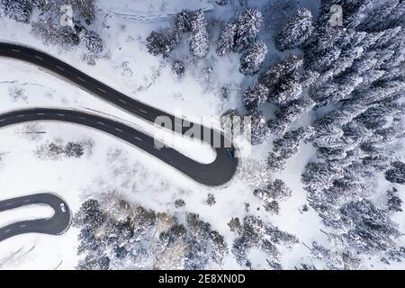 Autos fahren auf kurvenreichen Bergstraße im Winter, Luftbild Stockfoto