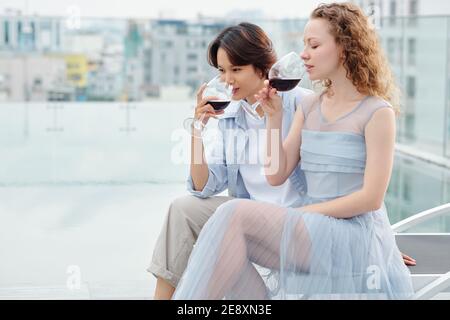 Freundinnen mit romantischen Datum Stockfoto