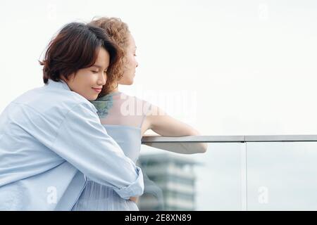 Hübsche Frau umarmt Freundin Stockfoto