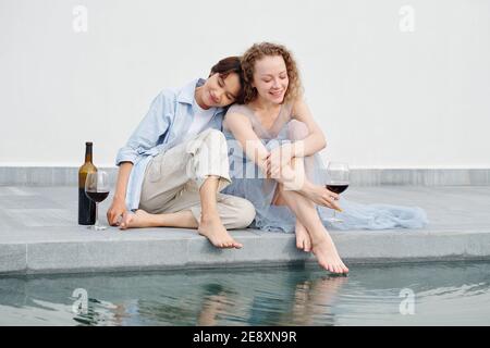 Freundinnen ruhen im Freien Stockfoto