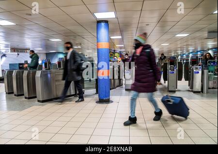 London, Großbritannien. Februar 2021. Die U-Bahn ist immer noch ziemlich voll, am Bahnhof Euston, trotz der neuen nationalen Lockdown, Stay at Home, Anweisungen. Die meisten Reisenden tragen Masken, da sie bereits obligatorisch sind. Kredit: Guy Bell/Alamy Live Nachrichten Stockfoto