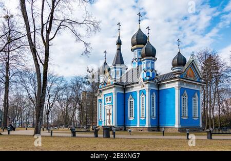 Ein Bild von der blauen Joy of All Who Sorrow Kirche und dem nahegelegenen Park (Druskininkai). Stockfoto