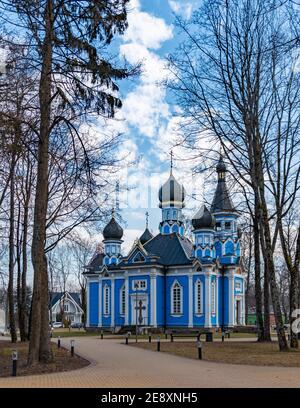Ein Bild von der blauen Joy of All Who Sorrow Kirche und dem nahegelegenen Park (Druskininkai). Stockfoto