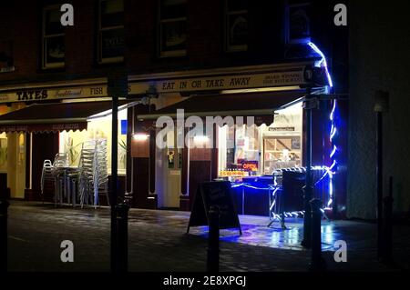 Das preisgekrönte Tate Fish Restaurant bietet Essen zum Mitnehmen am Abend während der Coronavirus-Sperre in Boston Lincolnshire. Stockfoto