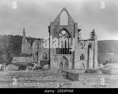 Ein edwardianisches Schwarz-Weiß-Vintage-Foto mit Tintern Abbey in Monmouthshire, nahe der Grenze von Wales und England. Stockfoto