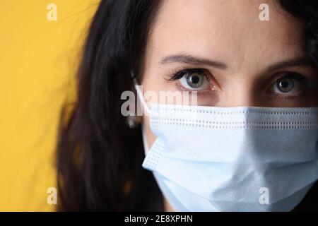 Porträt der jungen Brünette Frau in schützende Gesichtsmaske Stockfoto
