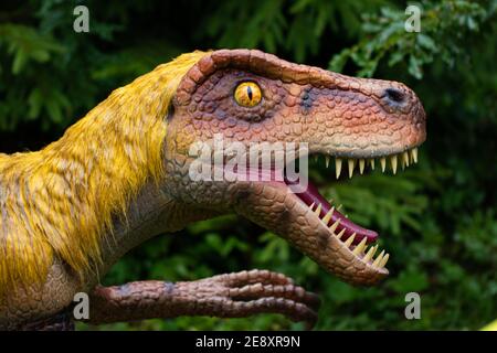 Dinosaurier-Statue im Waldpark , Dinosaurier-Statue Bild in der Natur für den Hintergrund. Stockfoto