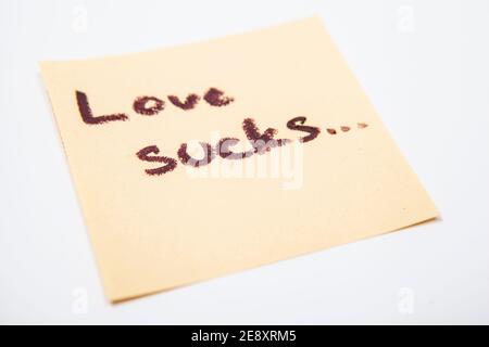 Nahaufnahme der Liebe saugt Notiz handgeschrieben auf gelb klebrig Papier Stockfoto