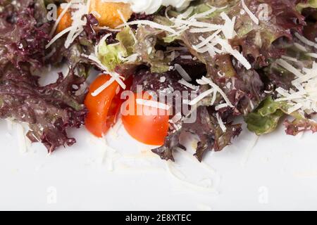 Fragment von caesar Salat mit einem Huhn. Nahaufnahme. Stockfoto