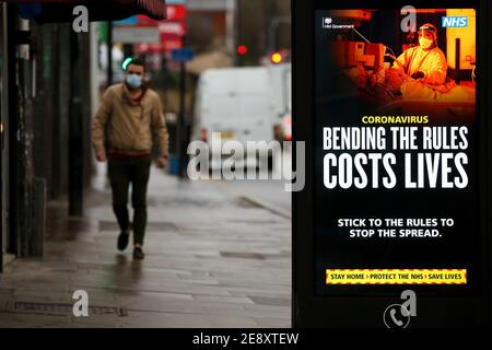 London, Großbritannien. Februar 2021. Die Werbung für die Kampagne „Biegen der Regeln kostet Leben“ mit Coronavirus in London. Kredit: Dinendra Haria/SOPA Images/ZUMA Wire/Alamy Live Nachrichten Stockfoto