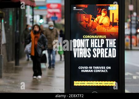 London, Großbritannien. Februar 2021. Der Werbespot der Kampagne „Helfen Sie dem Virus nicht, sich zu verbreiten“ für Coronaviren in London. Kredit: Dinendra Haria/SOPA Images/ZUMA Wire/Alamy Live Nachrichten Stockfoto