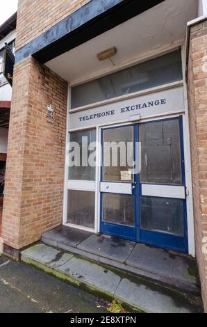 Mold, Flintshire; UK: Jan 28, 2021: Die Eingangstür zur Telefonanlage ist in einem Stil, der an die 1960er oder 1970er Jahre erinnert Stockfoto