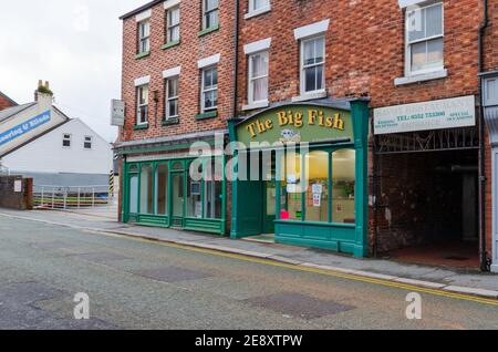 Mold, Flintshire; Großbritannien: 28. Jan 2021: Ein sehr ruhiges Stadtzentrum von Mold an einem Donnerstagnachmittag. Take Away Unternehmen dürfen weiterhin Handel Stockfoto