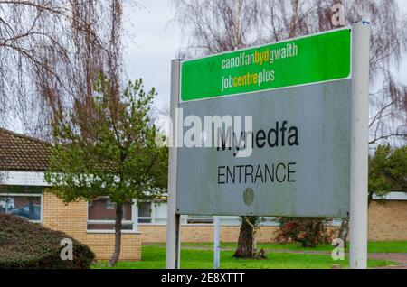 Mold, Flintshire; UK: Jan 28, 2021: Ein schäbiges, zweisprachiges Schild weist die Leute zum Eingang des Jobcenters Stockfoto