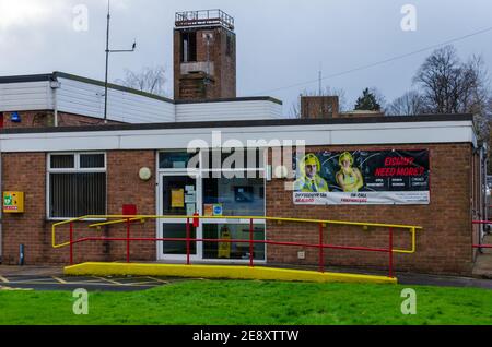 Mold, Flintshire; UK: Jan 28, 2021: Vor der Feuerwehr wird ein Banner angezeigt, das für die Rekrutierung von Einsatzfeuerwehren wirbt. Stockfoto