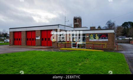 Mold, Flintshire; UK: Jan 28, 2021: Vor der Feuerwehr wird ein Banner angezeigt, das für die Rekrutierung von Einsatzfeuerwehren wirbt. Stockfoto