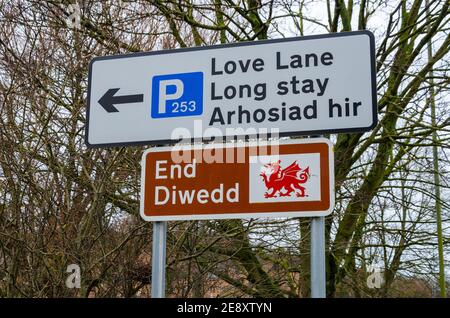 Mold, Flintshire; Großbritannien: 28. Jan 2021: Ein Straßenschild markiert den Endpunkt des Flintshire Leisure Drive neben dem Parkplatz der Love Lane. Stockfoto