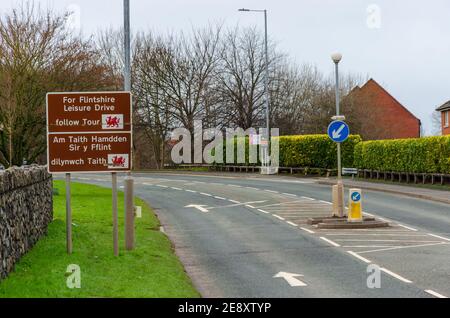 Mold, Flintshire; Großbritannien: 28. Jan 2021: Ein Straßenschild markiert den Startpunkt des Flintshire Leisure Drive und weist Touristen an, den Drachen zu folgen Stockfoto