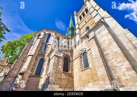 Ansicht von unten der romanischen Seitenfassade, Glockenturm und gotischen Turm der Saint-Pierre Kathedrale in einem sonnigen Tag. Kirche in der Altstadt von Genf Stockfoto