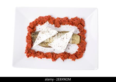 Aubergine Vorspeise mit roter Sauce und Feta. Es ist in einem weißen Hintergrund isoliert. Stockfoto