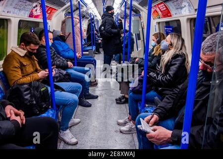 London, Großbritannien. Februar 2021. Die U-Bahn ist immer noch ziemlich voll trotz der neuen nationalen Lockdown, Stay at Home, Anweisungen. Die meisten Reisenden tragen Masken, da sie bereits obligatorisch sind. Kredit: Guy Bell/Alamy Live Nachrichten Stockfoto