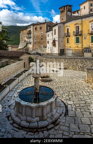 Der mittelalterliche Platz von Fontecchio mit seinem Brunnen und gepflasterten Boden. Provinz L'Aquila, Abruzzen, Italien, Europa Stockfoto