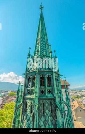 Detail der gotischen Spitze der Saint-Pierre Kathedrale in der Genfer Altstadt. Dächer von Häusern und Panoramablick vom Glockenturm der evangelischen Kirche auf Stockfoto