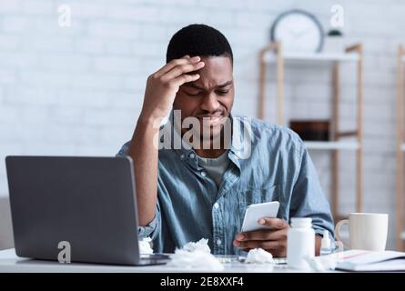 Krank Schwarz Kerl Mit Kopfschmerzen Und Fieber Bei Der Arbeit Indoor Stockfoto