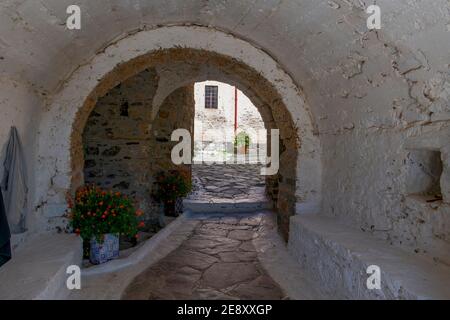 Eingang des Klosters St. George, sobald Sie in der Bogengasse sind, die zum Innenhof führt, spüren Sie das klassische Befestigungsdesign. Stockfoto