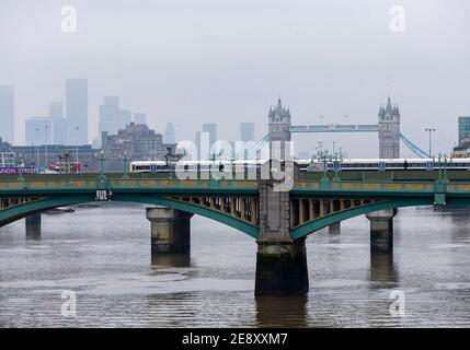 London, Großbritannien. Februar 2021. Das Foto vom 1. Februar 2021 zeigt eine Gesamtansicht der Tower Bridge in London, Großbritannien. Das Vereinigte Königreich bewirbt sich förmlich um den Beitritt zur umfassenden und progressiven Transpazifischen Partnerschaft (CPTPP), wobei in diesem Jahr offizielle Verhandlungen aufgenommen werden sollen, erklärte die britische Regierung am Samstag. Quelle: Han Yan/Xinhua/Alamy Live News Stockfoto