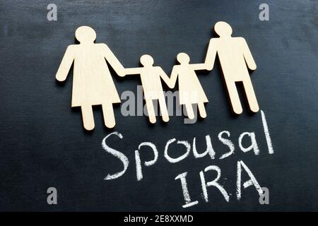 Ehegattenplan IRA und Familienfiguren. Stockfoto